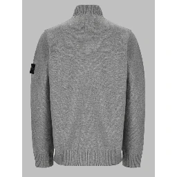 MAGLIA CON BOTTONI E PATCH LOGO