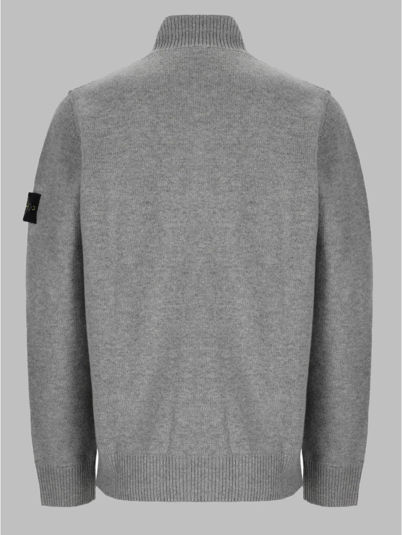 MAGLIA CON BOTTONI E PATCH LOGO