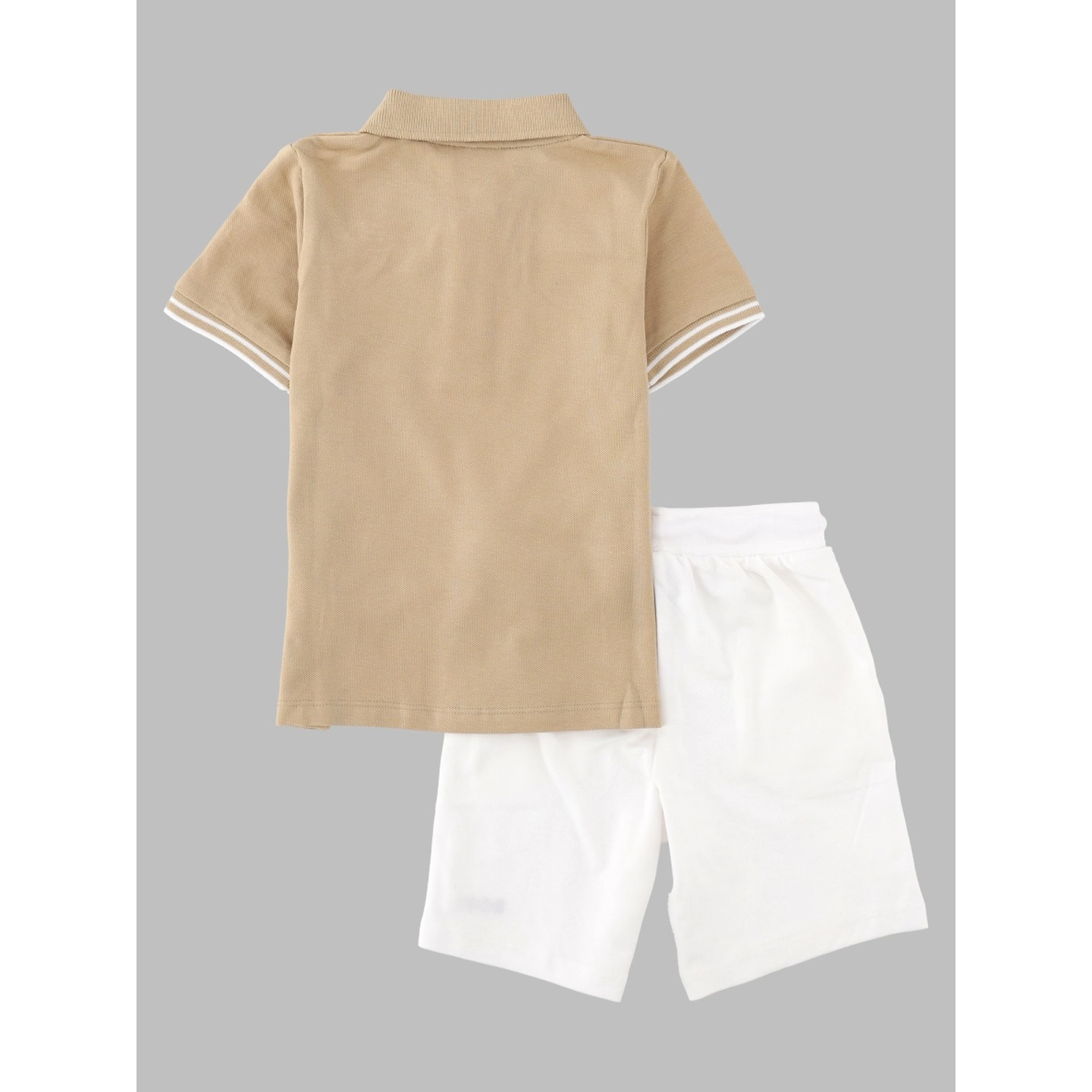 Set polo e shorts con dettaglio a righe