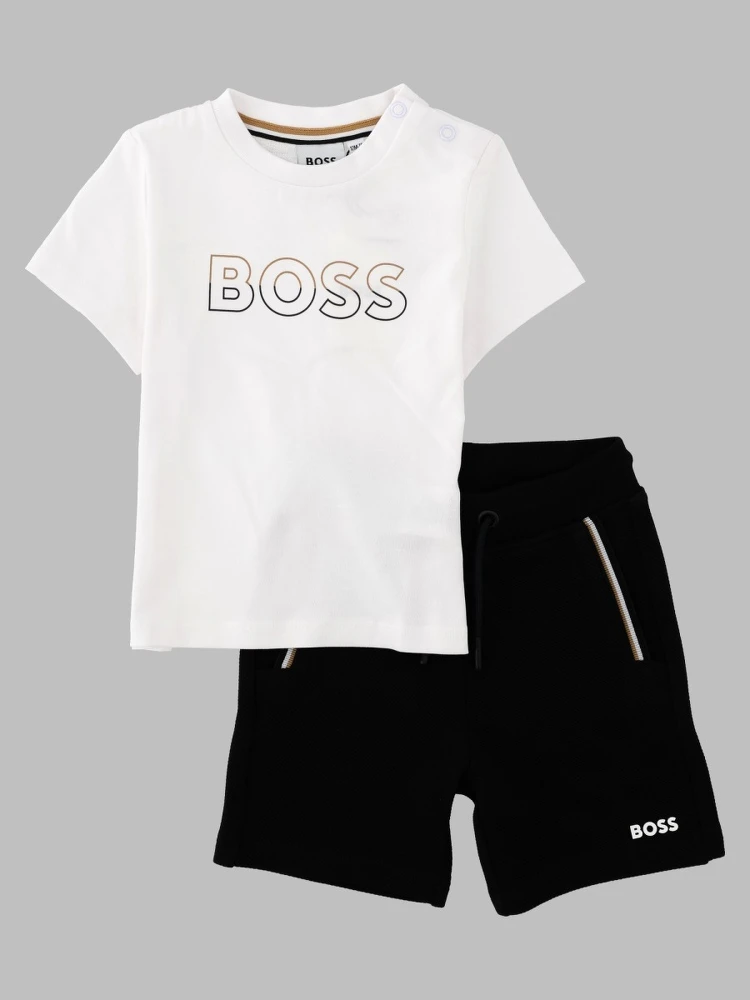 Set sportivo composto da T-shirt e shorts