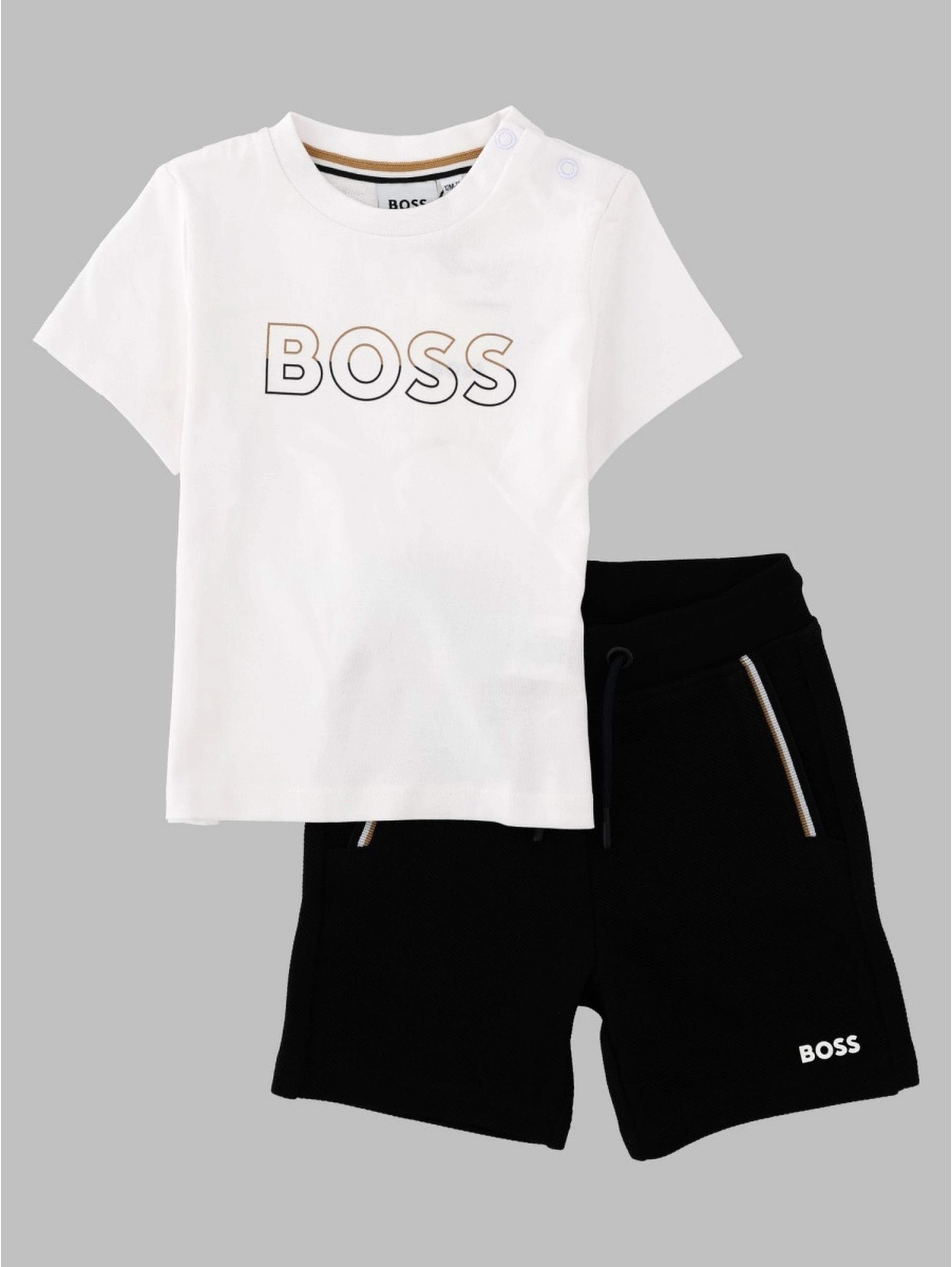 Set sportivo composto da T-shirt e shorts