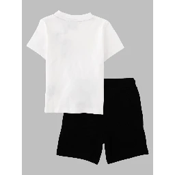 Set sportivo composto da T-shirt e shorts