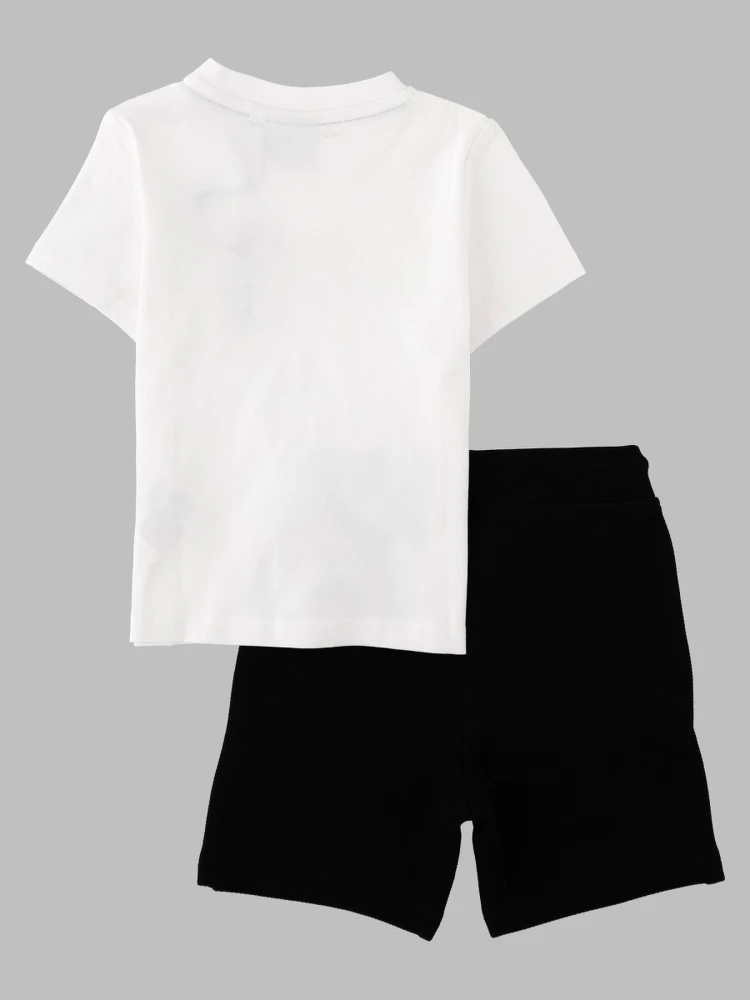 Set sportivo composto da T-shirt e shorts alternative