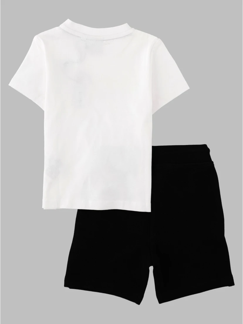 Set sportivo composto da T-shirt e shorts
