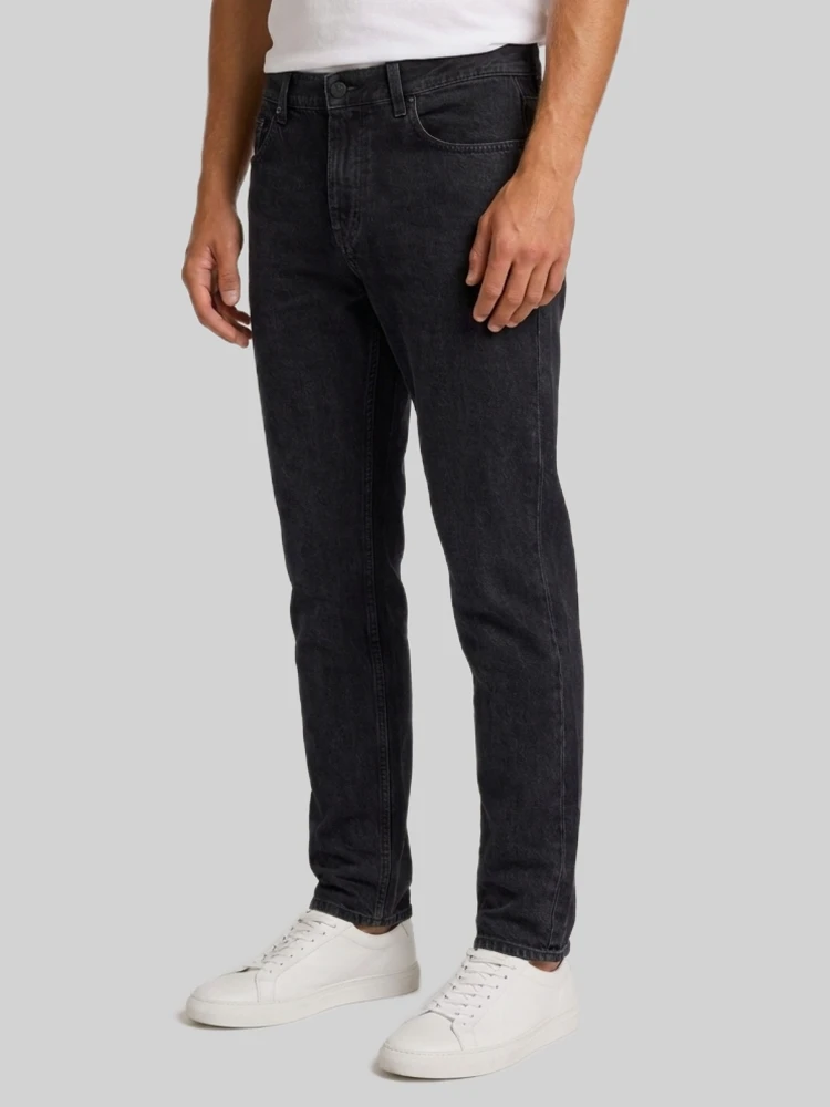 Black jeans relaxed trapered alternative