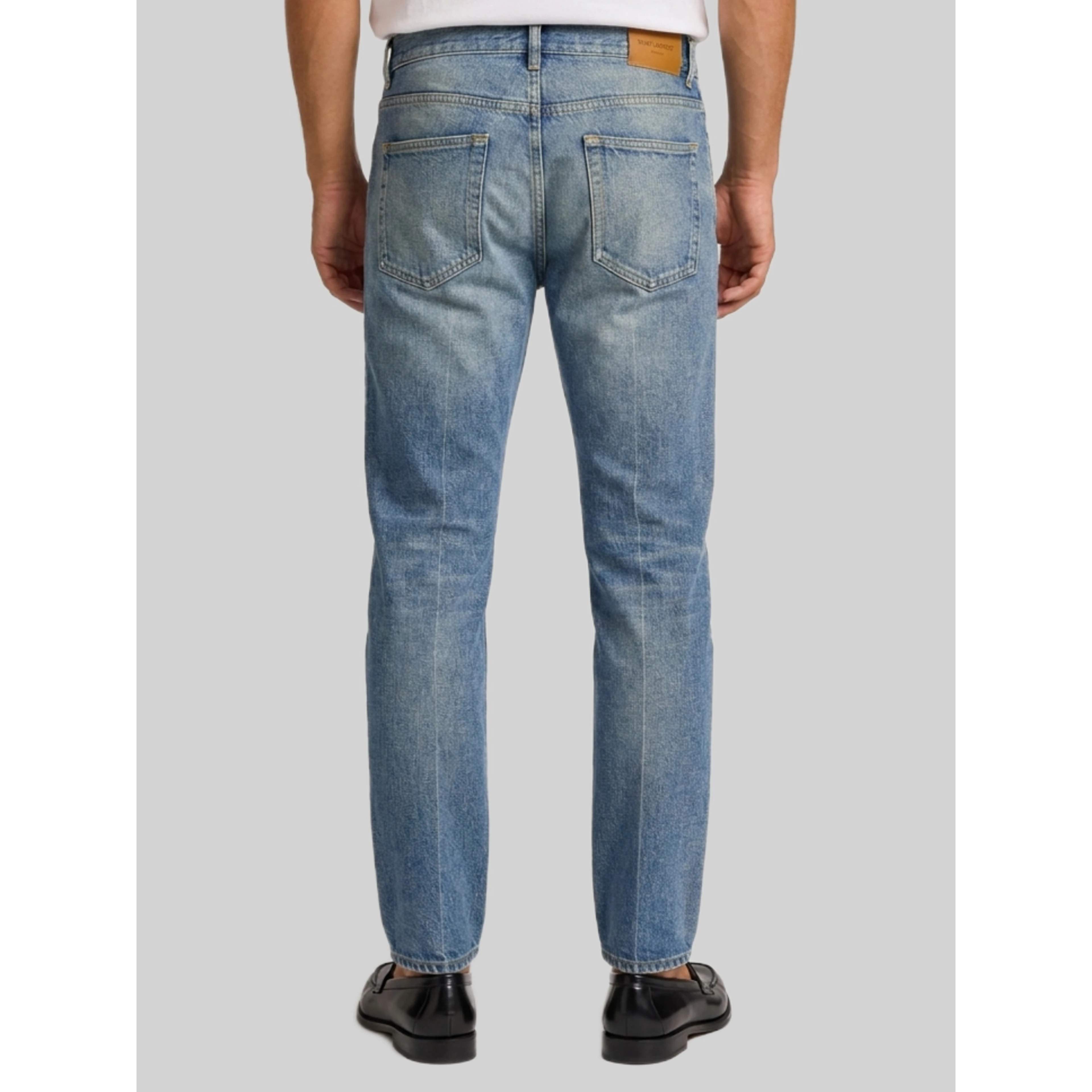 Blue jeans relaxed trapered