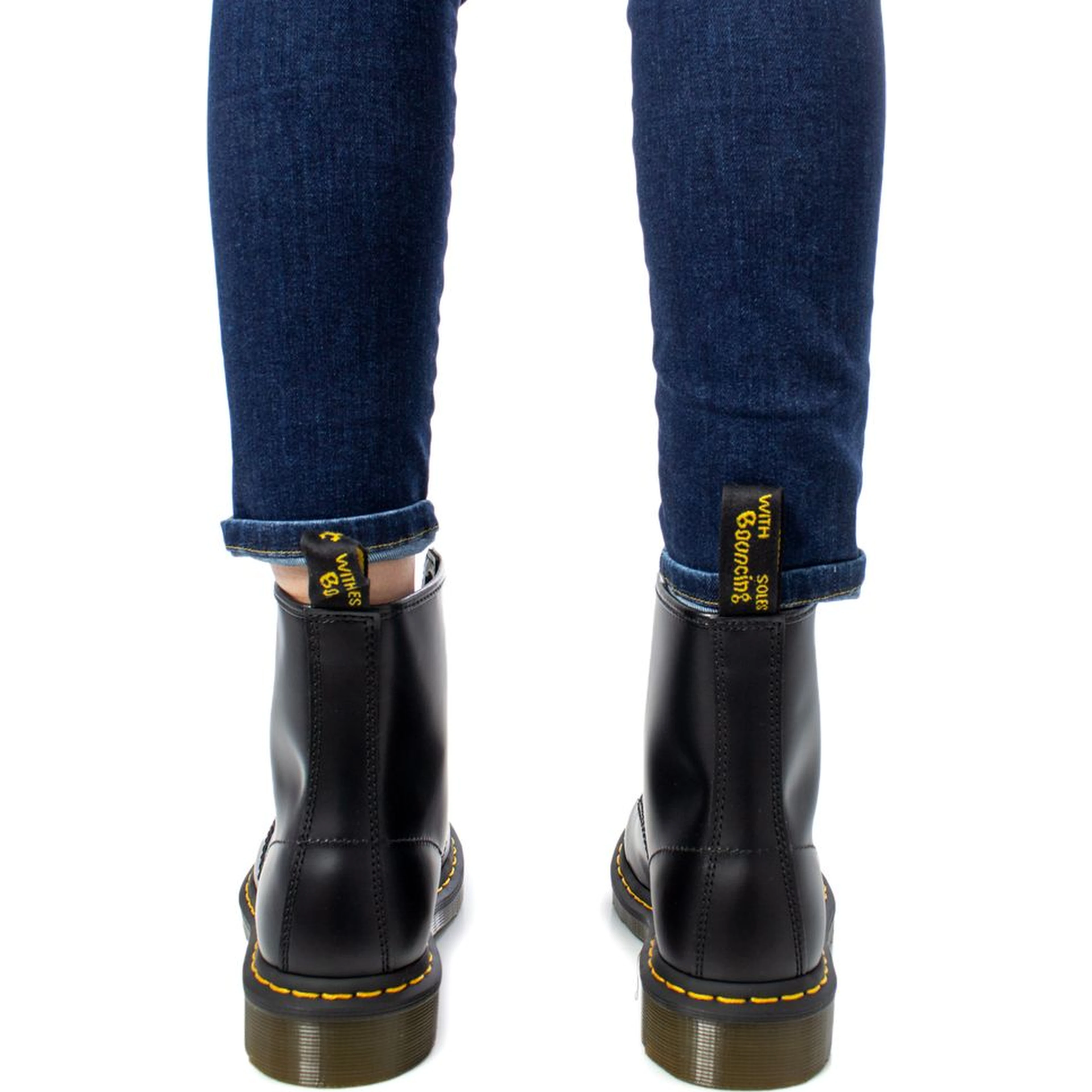 أحذية جلدية سوداء برباط