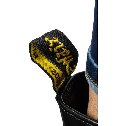 أحذية جلدية سوداء برباط