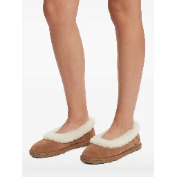 UGG Flat shoes