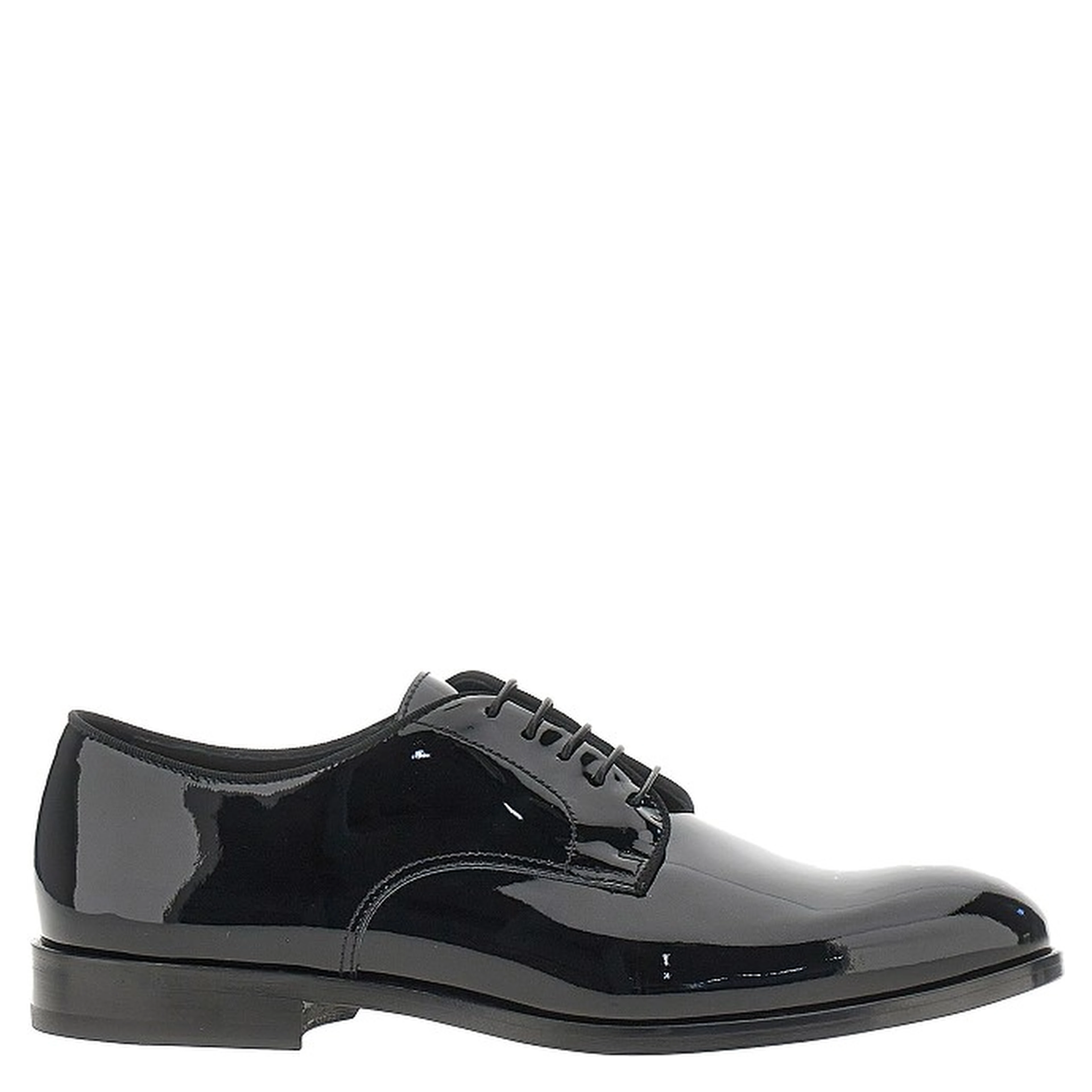 Patent leather laced shoes