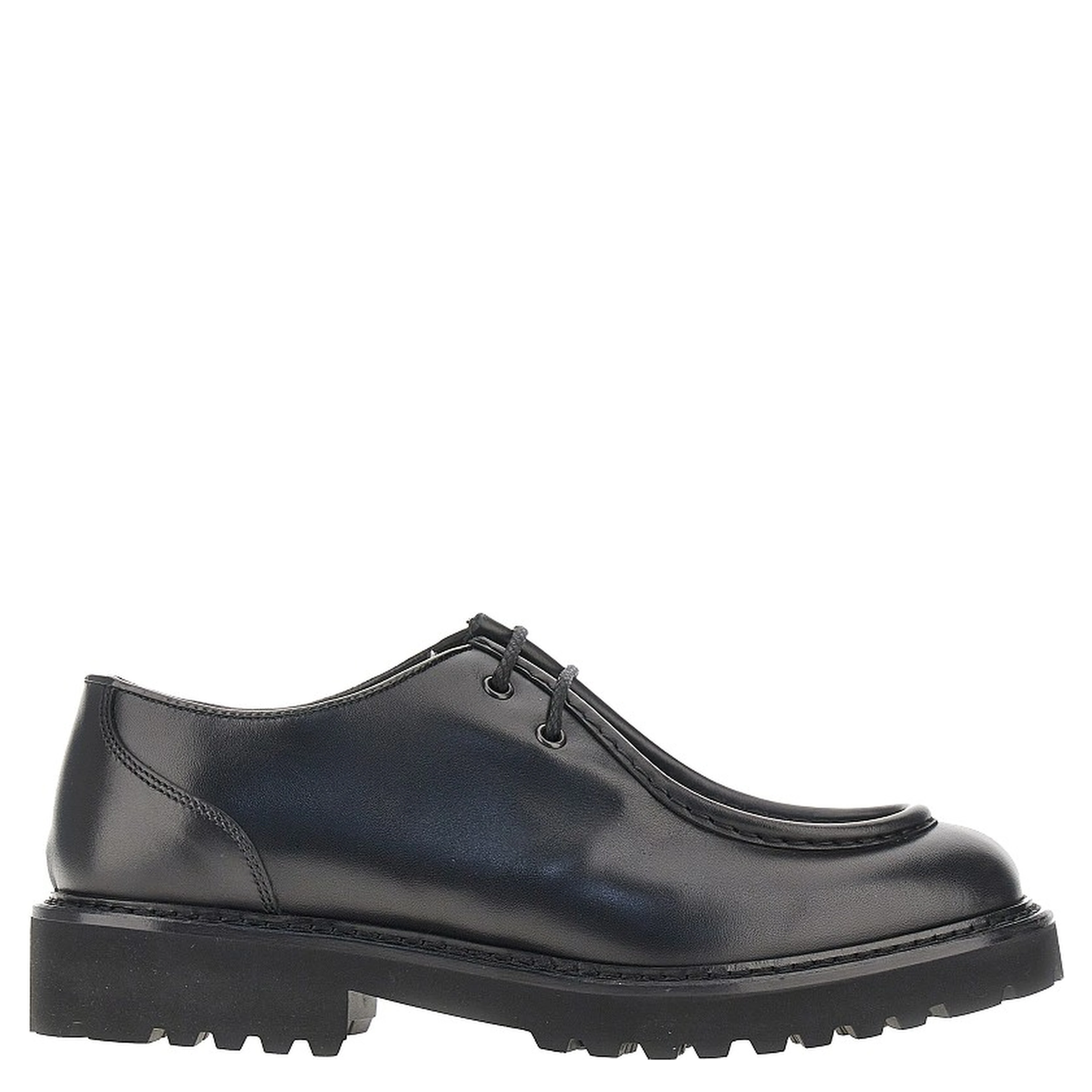 Leather laced shoes