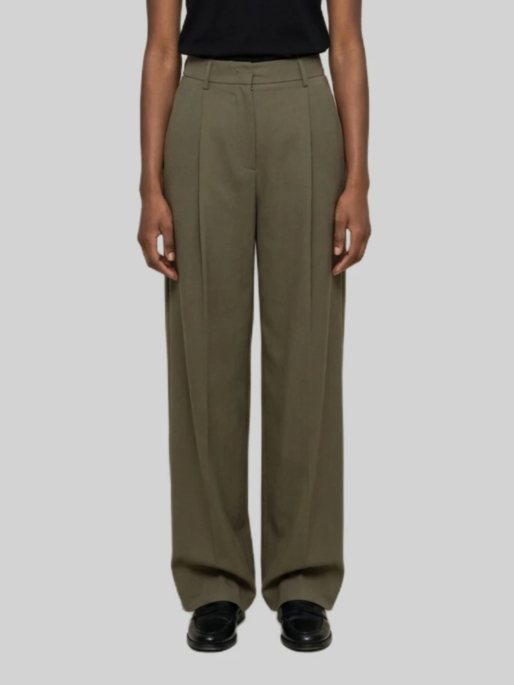 Light stretch canvas pants in military green