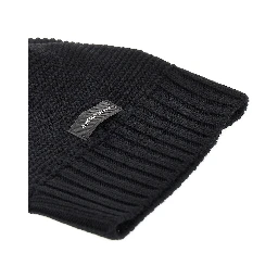 Knitted beanie hat with logo label