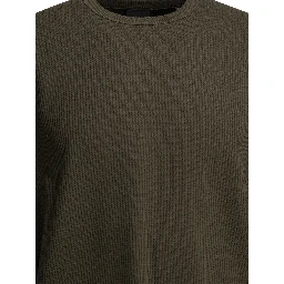 Long-sleeved t-shirt