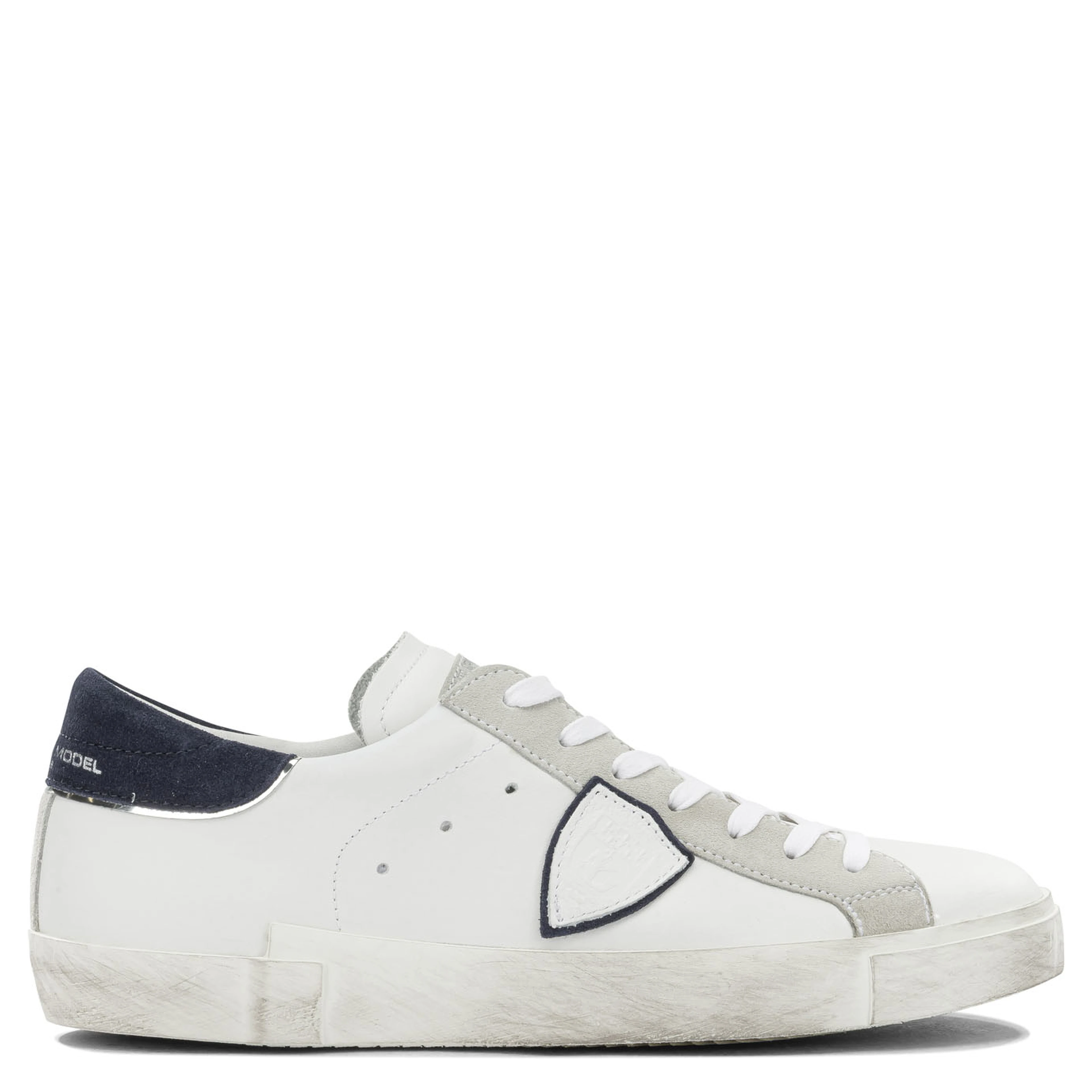 أحذية رياضية وأحذية سهلة الارتداء
