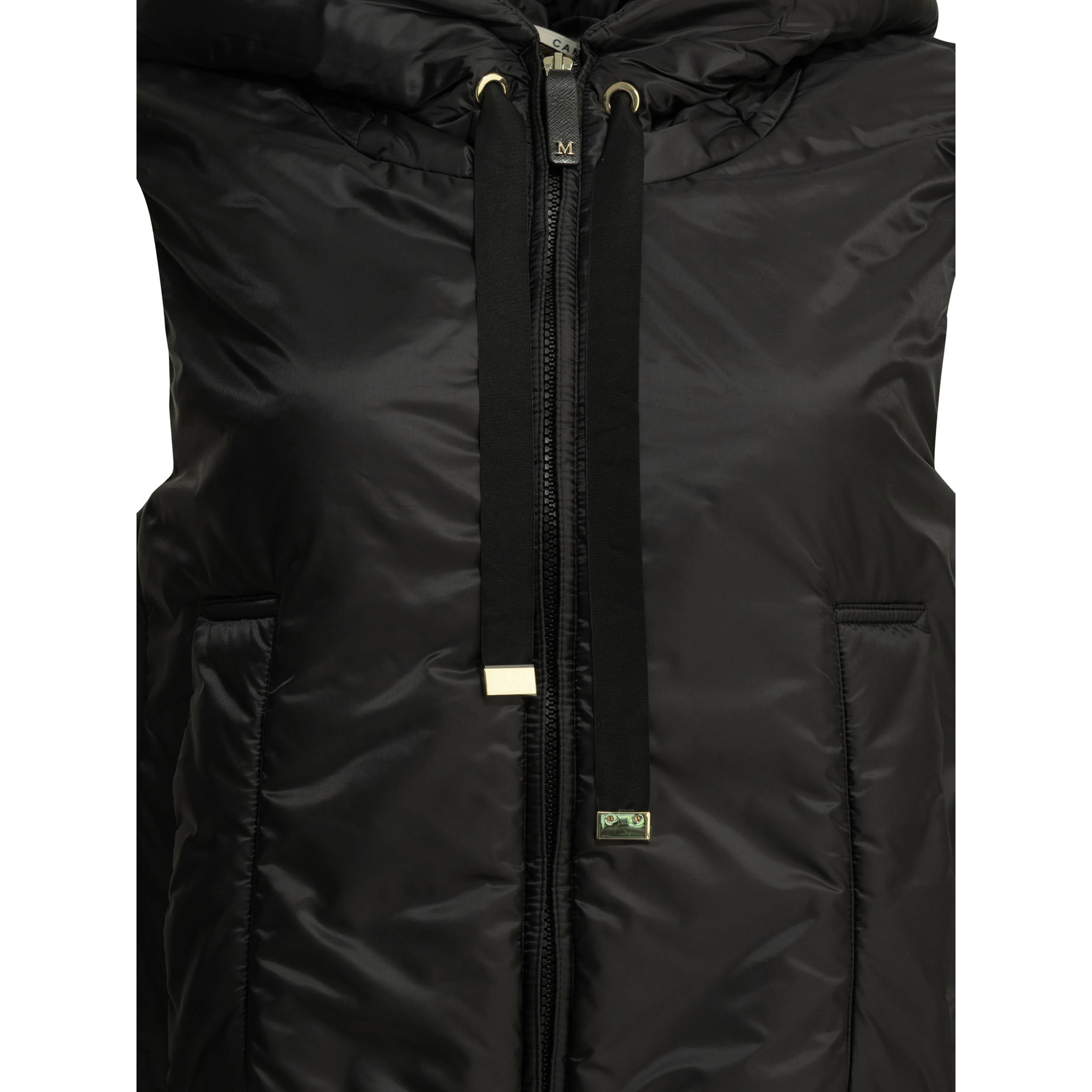 Water-repellent sleeveless jacket