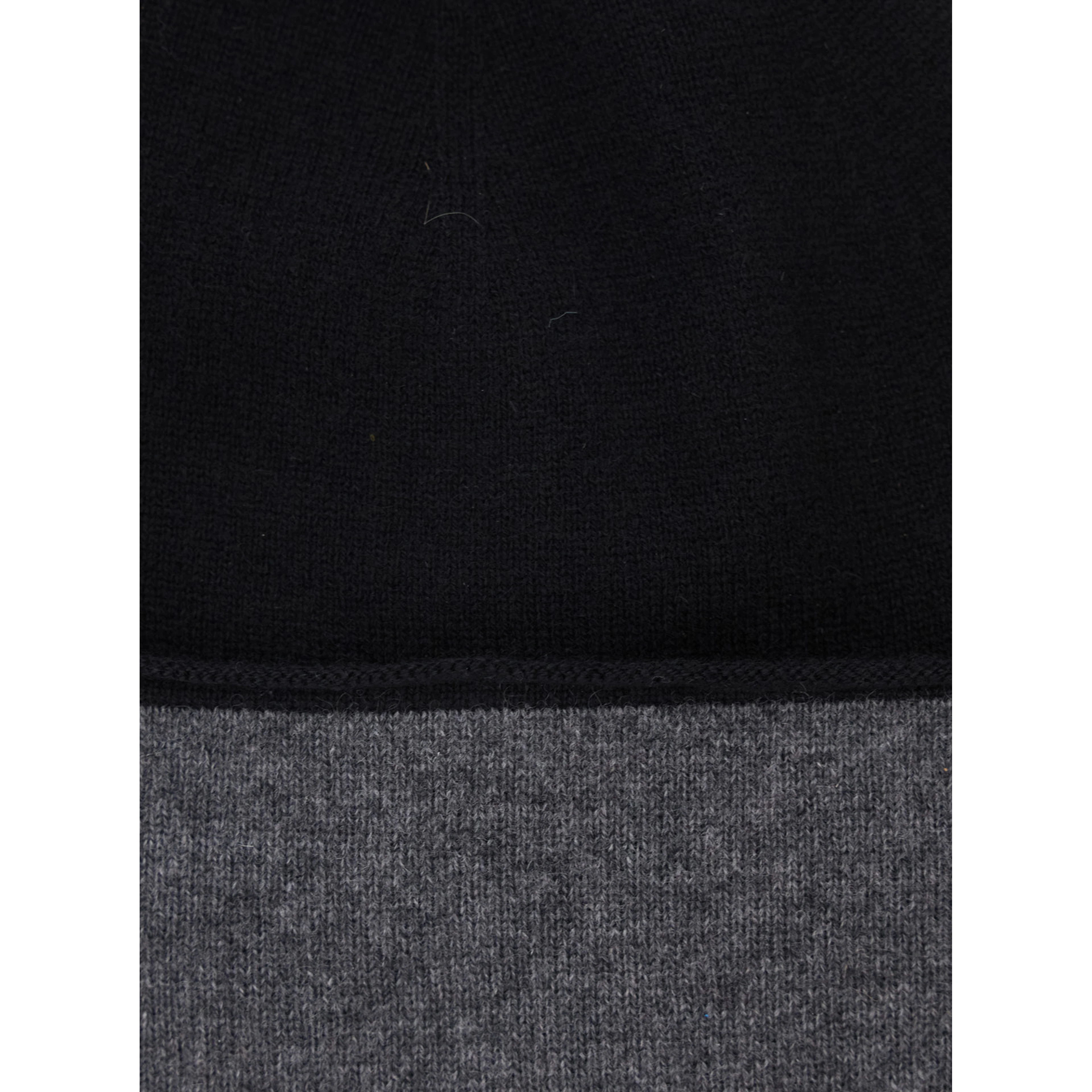 Double-layered beanie in 100% virgin wool and black unisex color