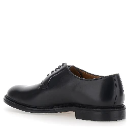 Black lace-up shoe with rounded toe and front laces in leather for men