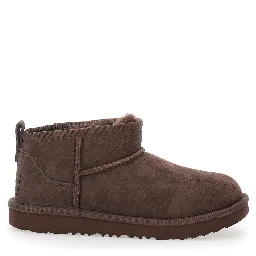 حذاء UGG Ultra Mini Boots بخياطة متناسقة اللون من جلد الغزال البني للبنات