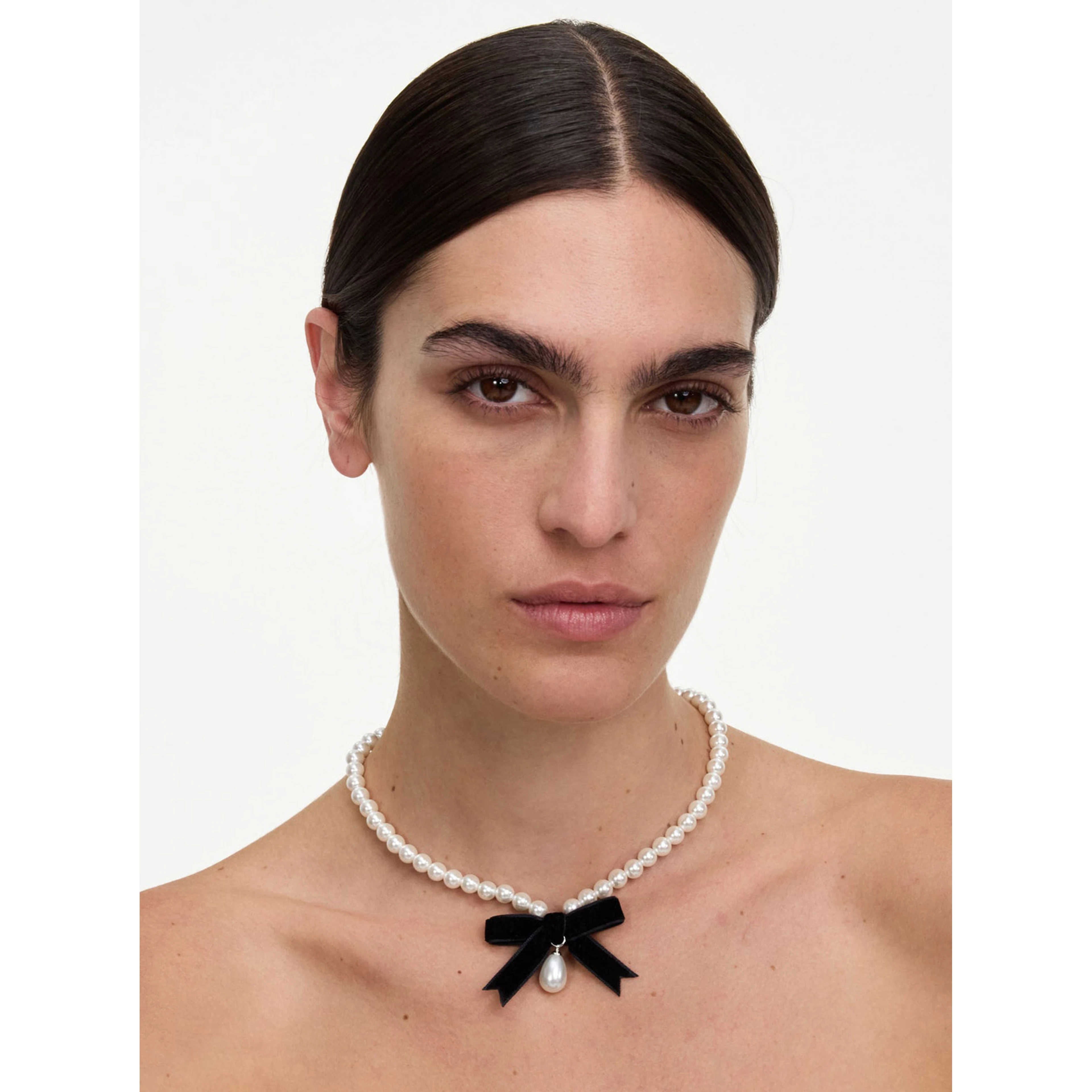 white Necklace with bead design and central bow in bronze for women