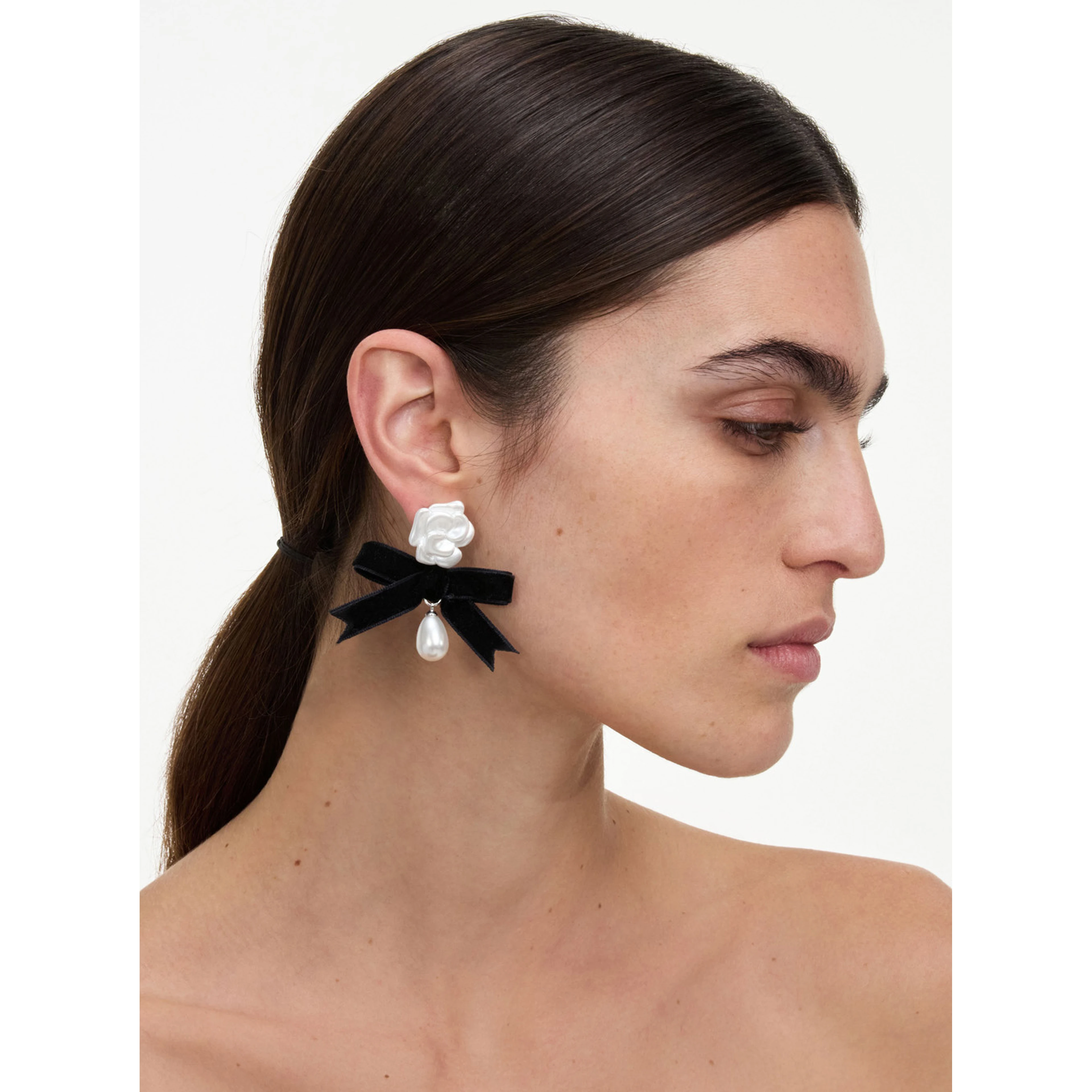 white Earrings with pearls and bow detail in bronze women