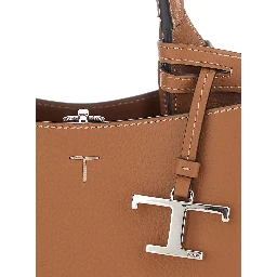 Brown Handbag with adjustable and removable shoulder strap and T plaque pendant on the front in grained leather for women