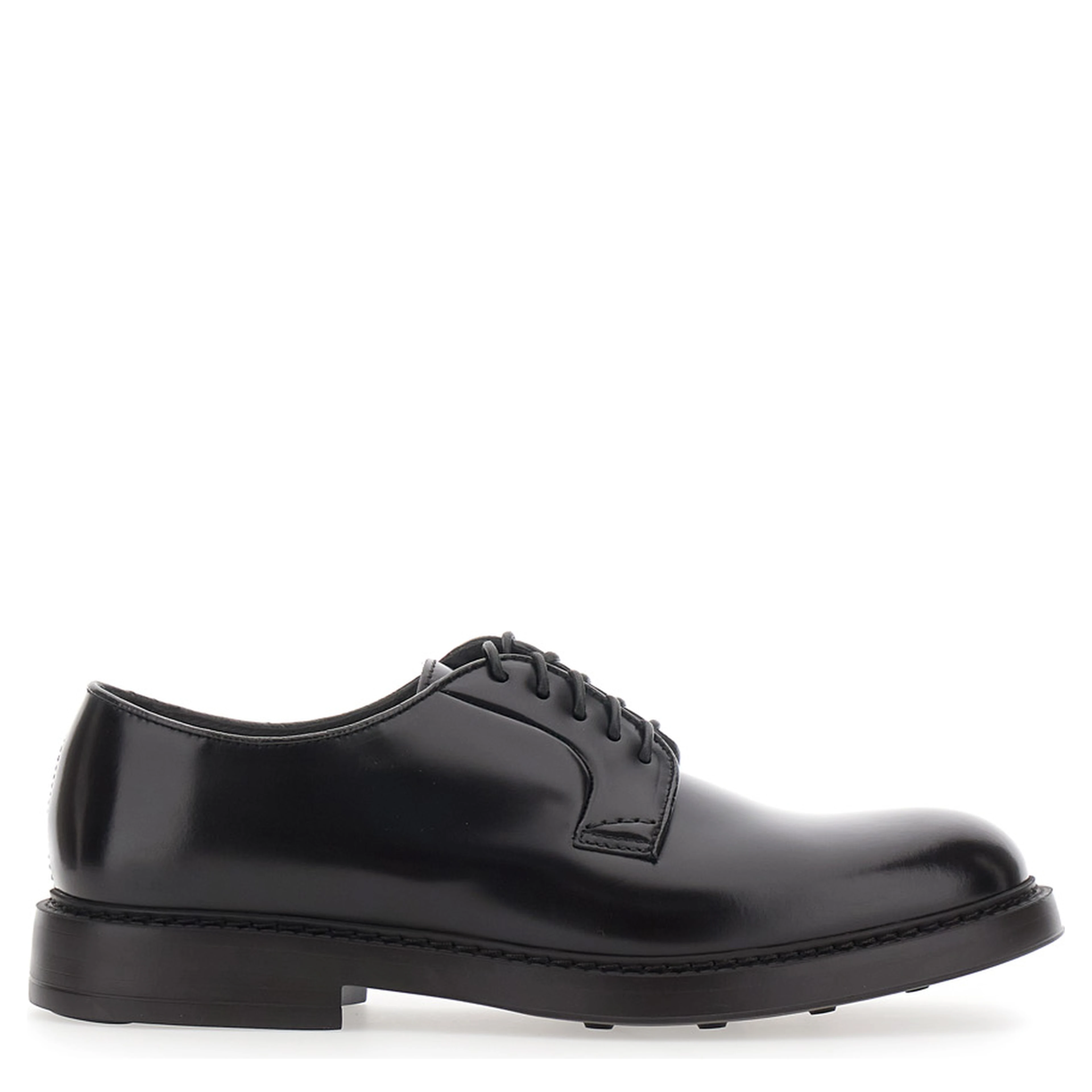 Black Oxford Shoes with rounded toe and laces on the front in leather for men