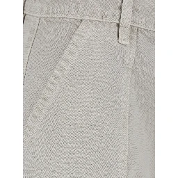 THE BOW CARGO is a jeans with side pockets and button closure. Made of cotton, white color, unisex.