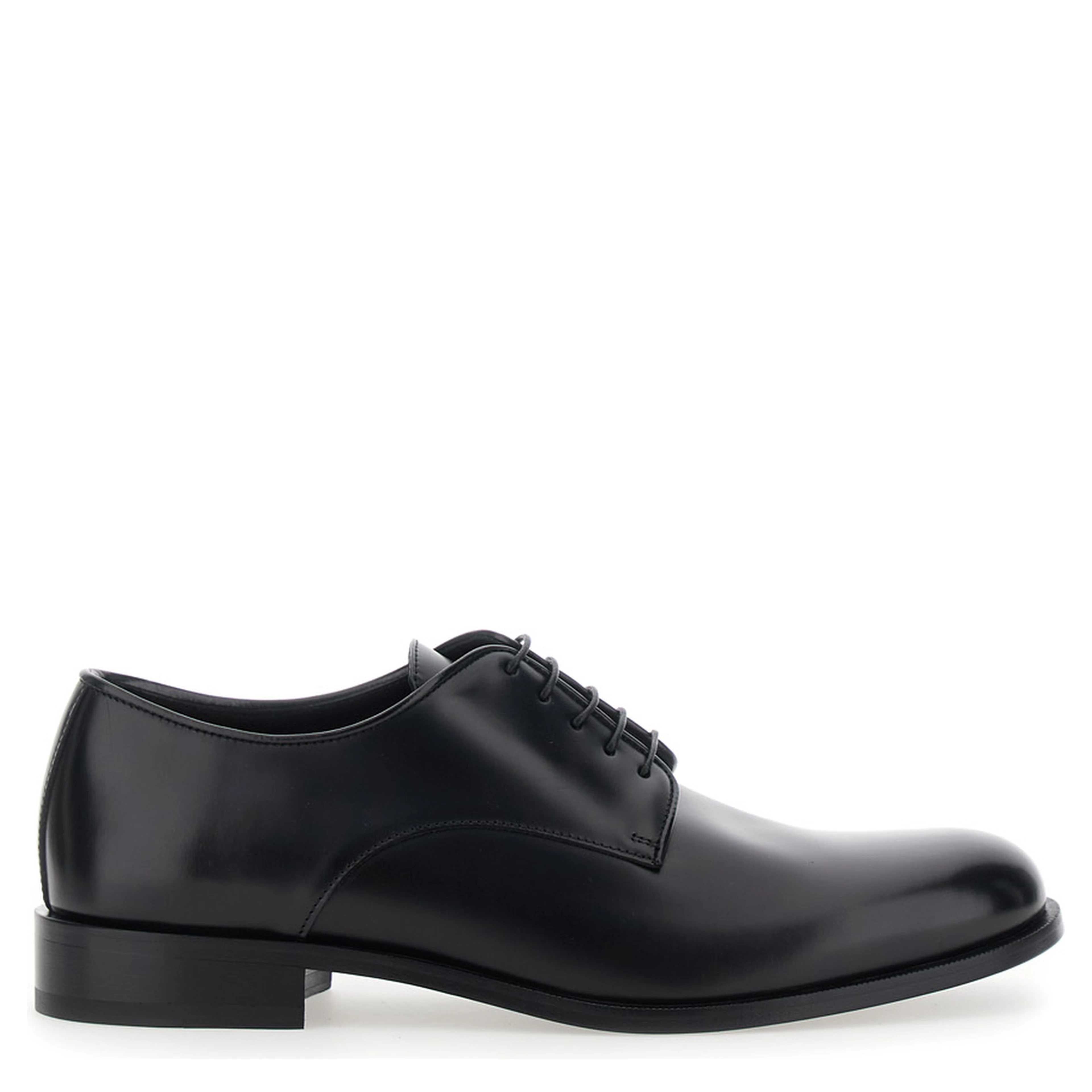 Black derby shoes with laces on the front in leather for men