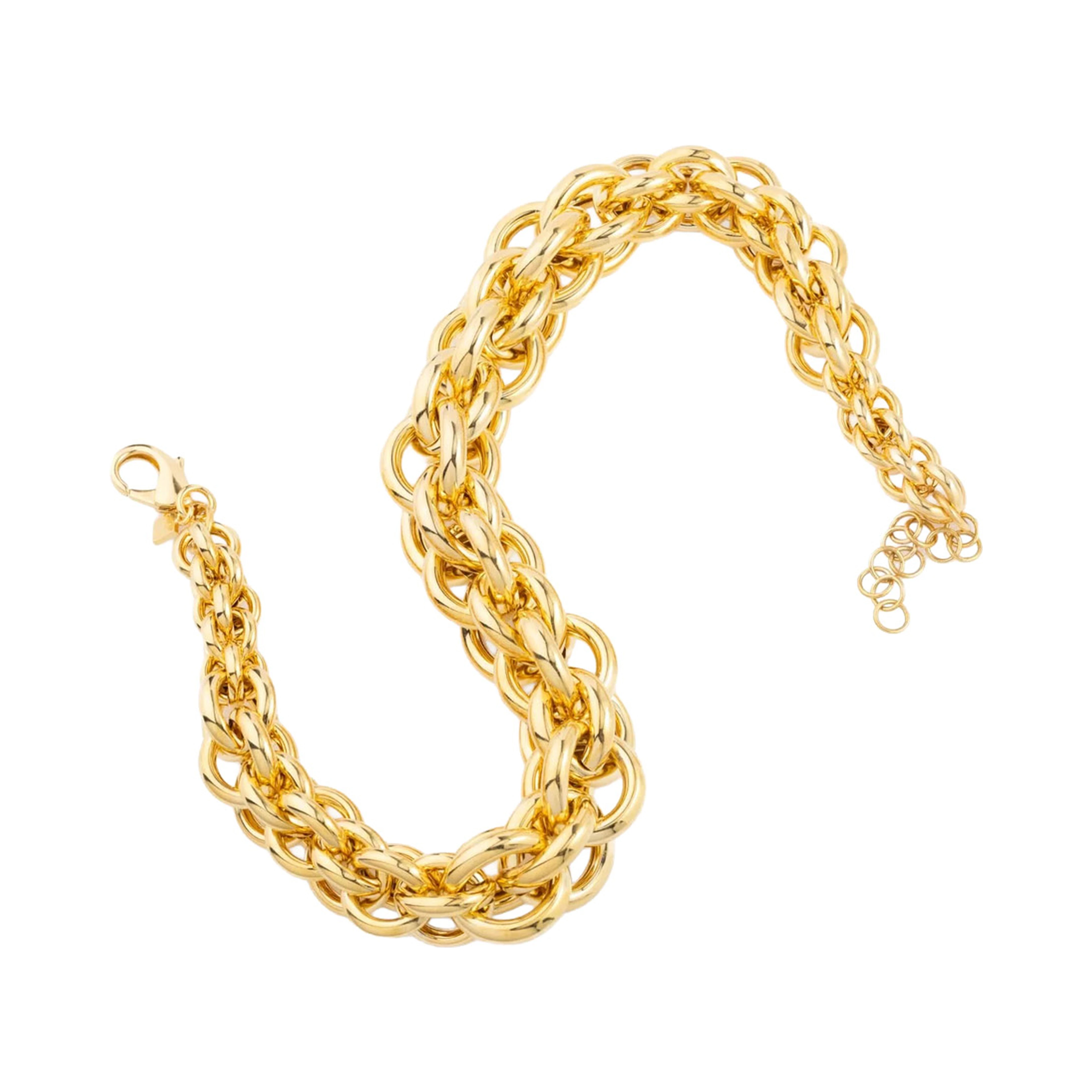 Necklace with 18k gold pendant is characterized by an elegant and metallic design, suitable for women