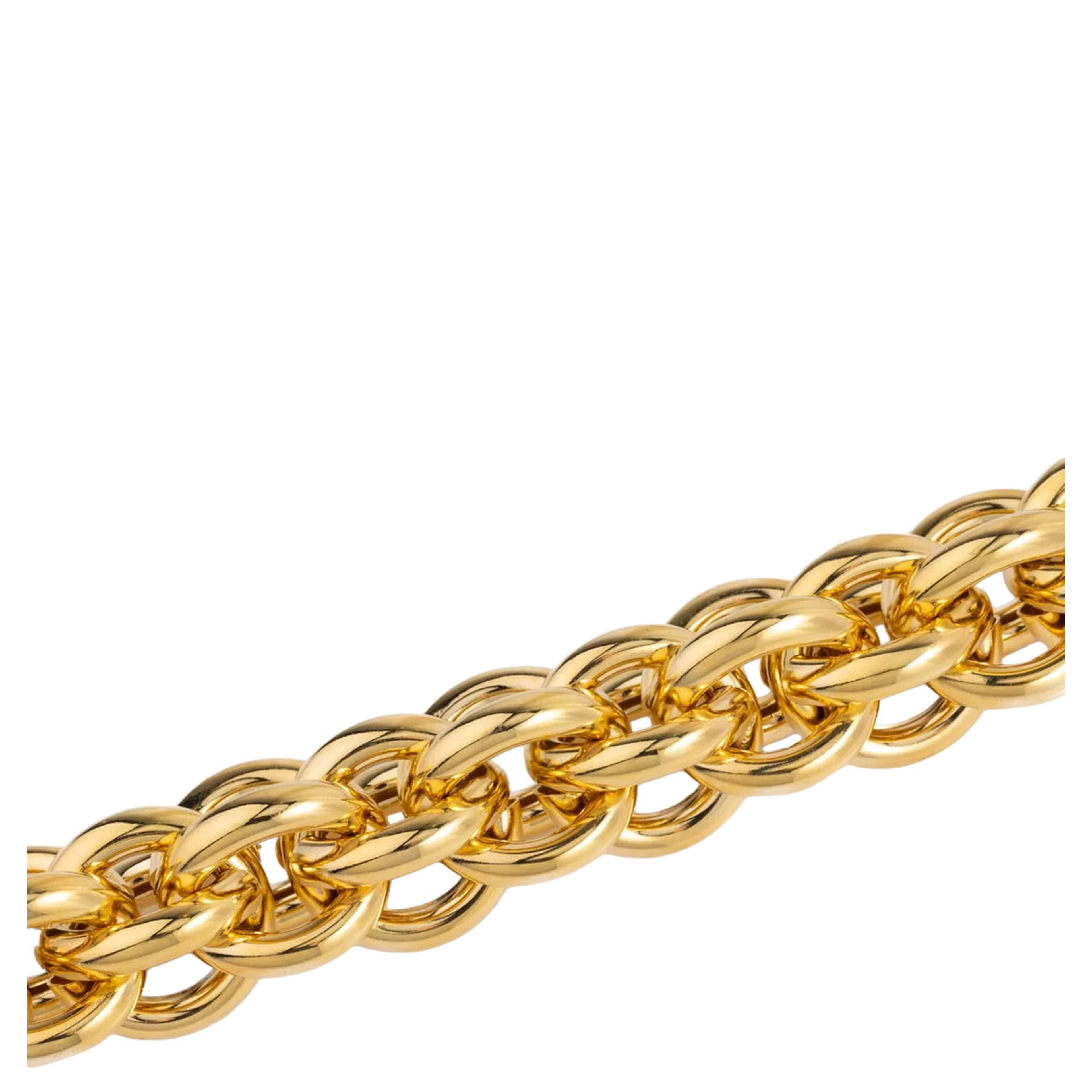 Necklace with 18k gold pendant is characterized by an elegant and metallic design, suitable for women