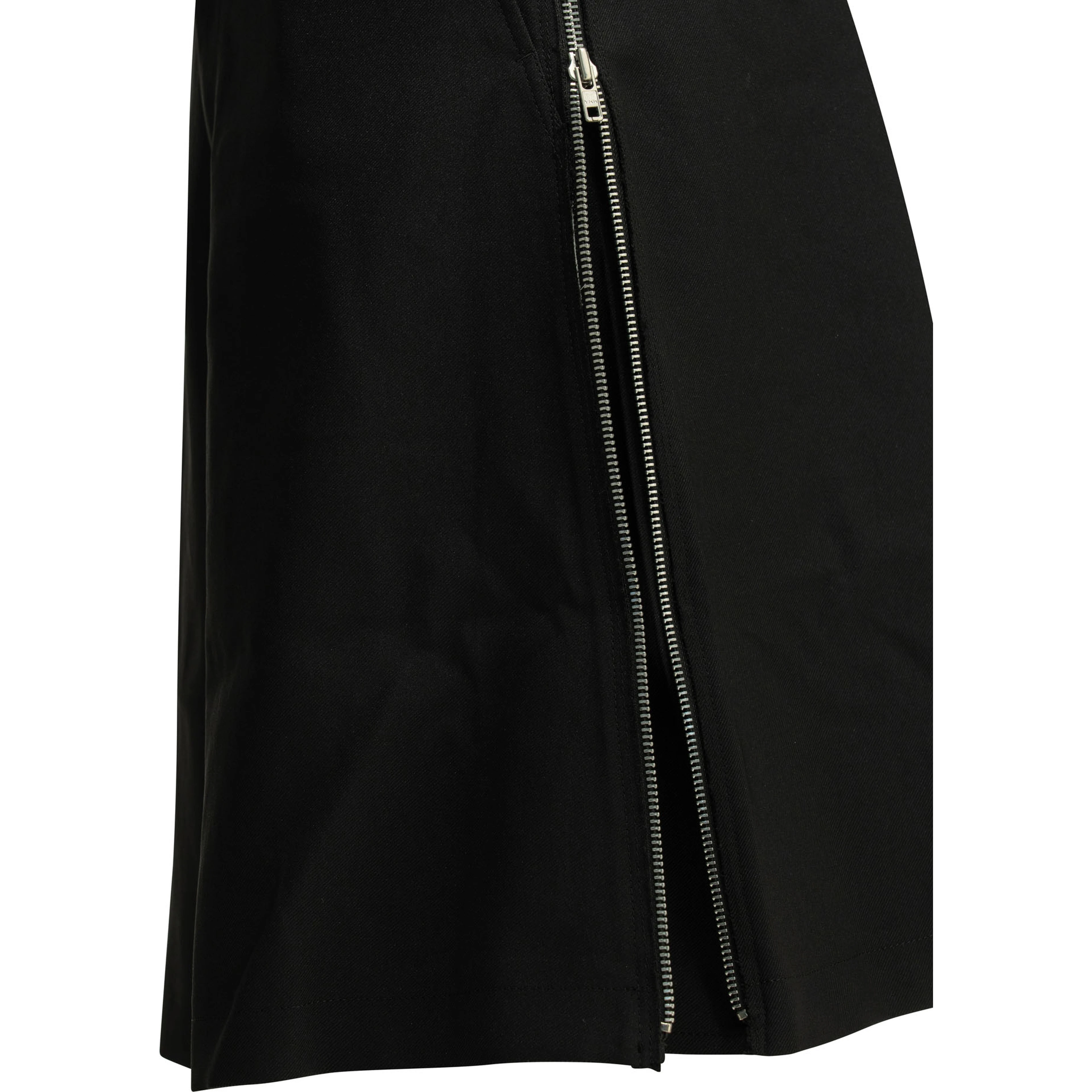 Cargo shorts with zipper detail