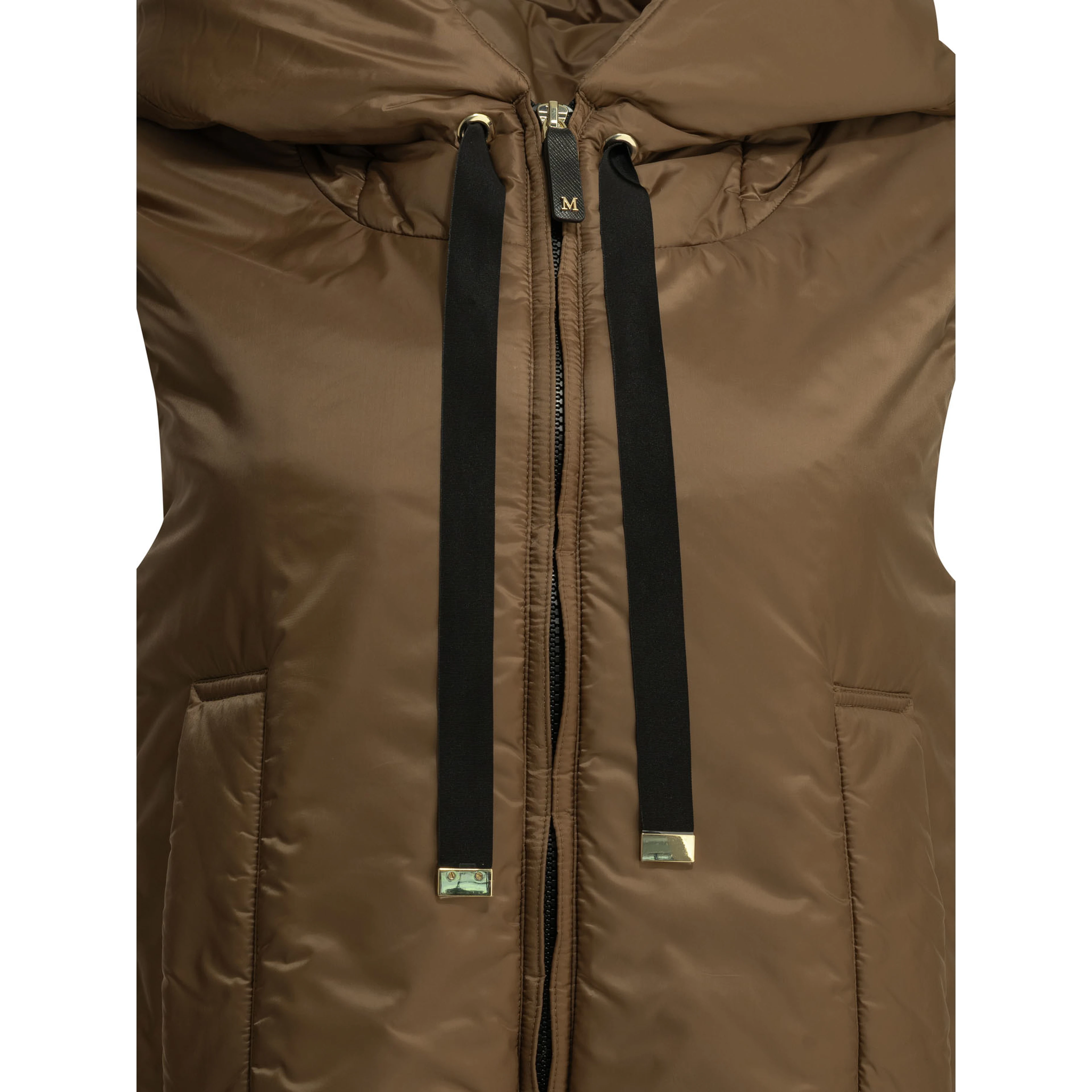 Water-repellent sleeveless jacket