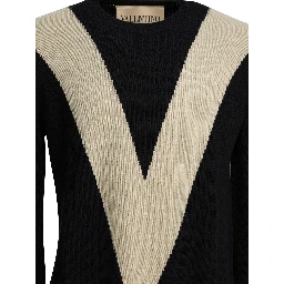 Wool sweater with inlaid V