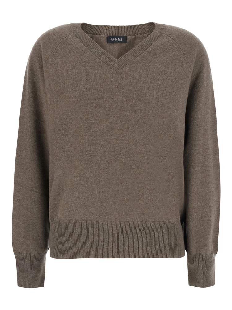 V NECK 12GG is a unisex brown cashmere sweater