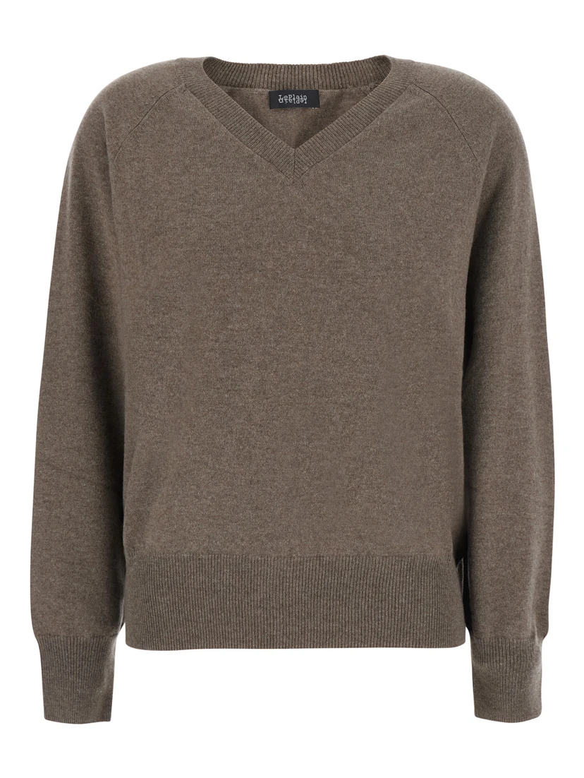 V NECK 12GG is a unisex brown cashmere sweater