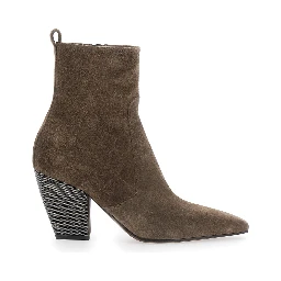 PAIROFANKLEBOOTSWITHHEELS