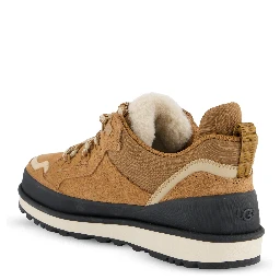 حذاء رياضي بني من UGG