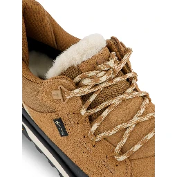 حذاء رياضي بني من UGG