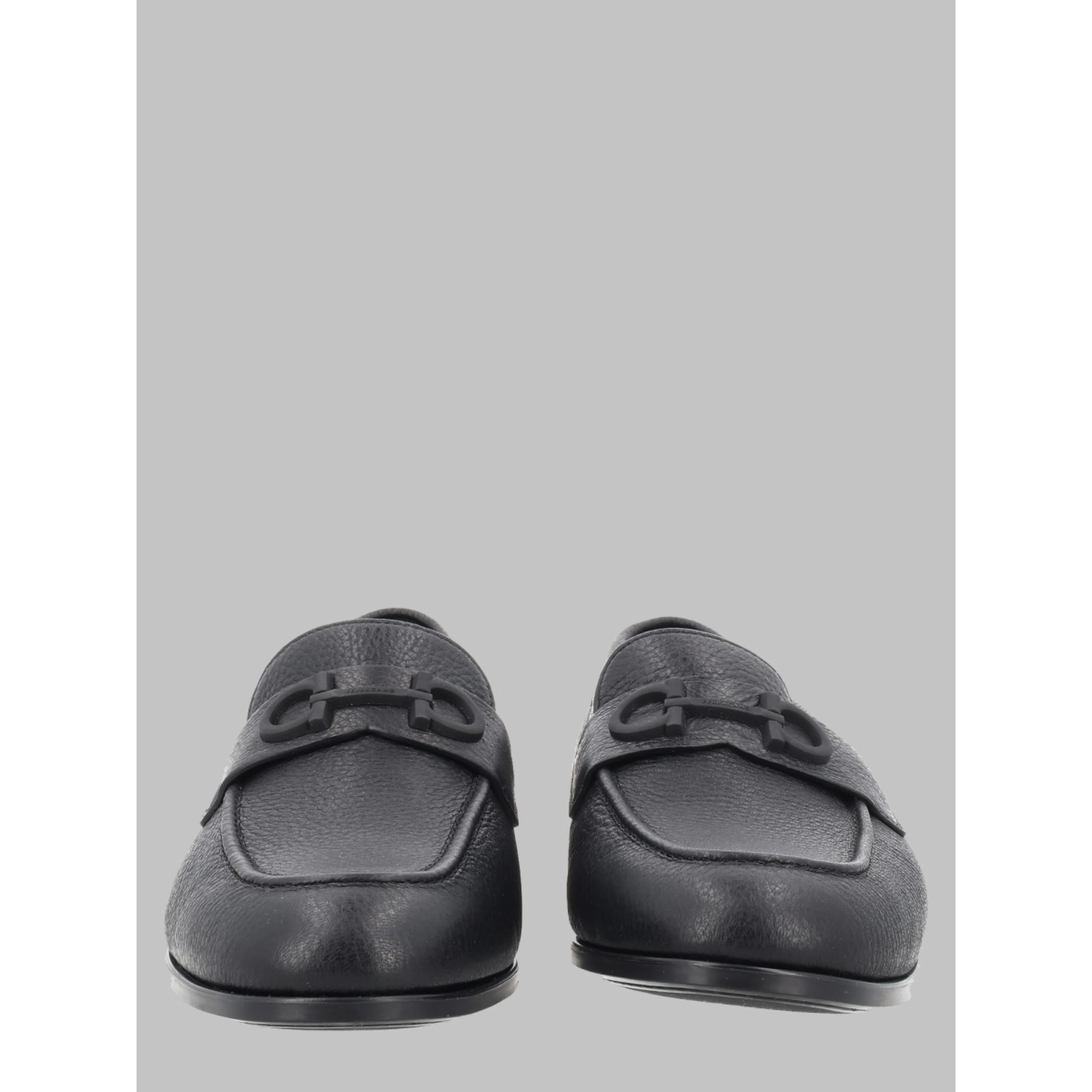 حذاء موكاسين مزود بإبزيم "غانشيني"