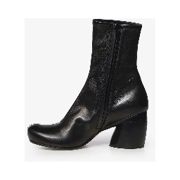 Oval ankle boots in stretch lambskin nappa