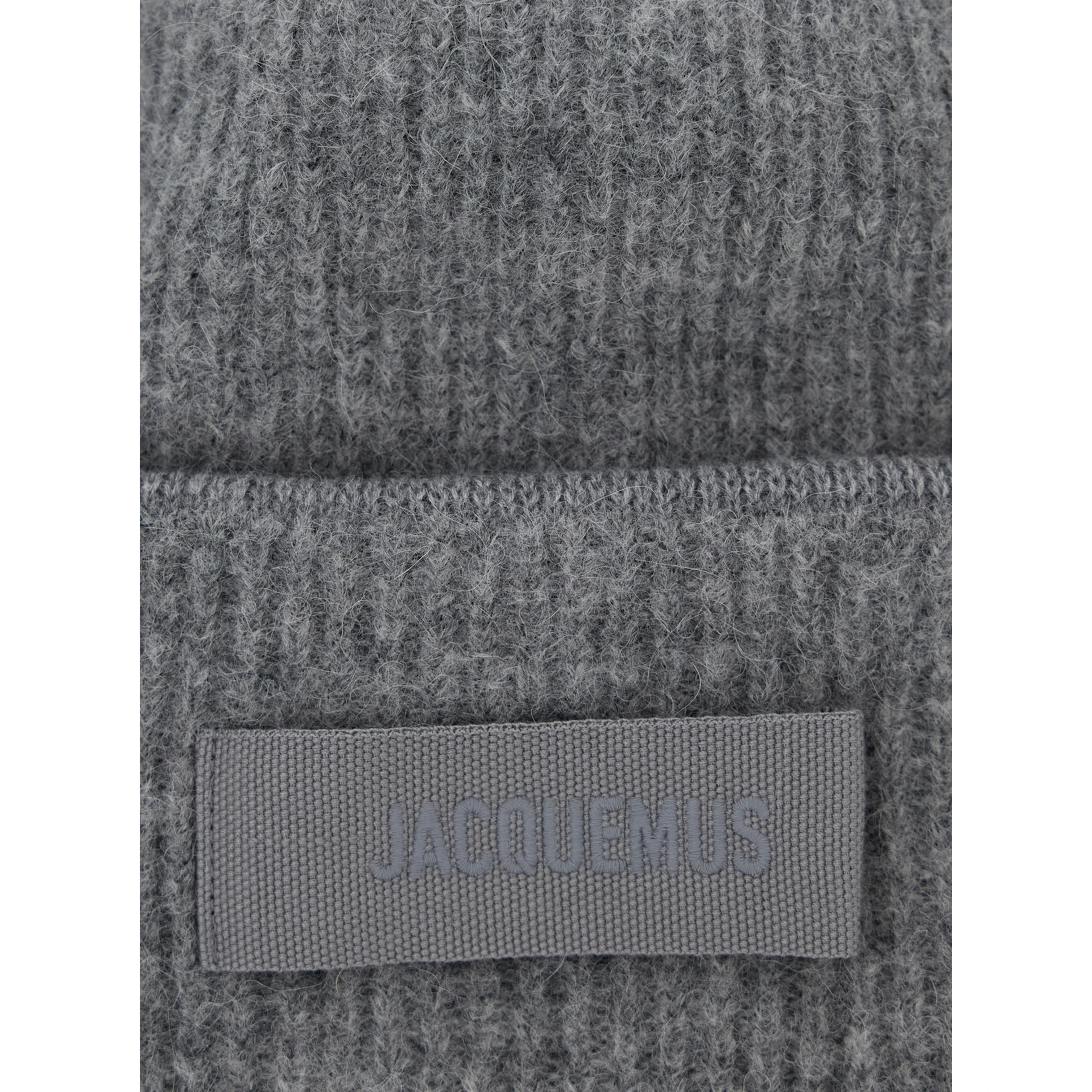 LE BONNET GROS GRAIN is a hat characterized by a processing in alpaca and merino wool in gray unisex