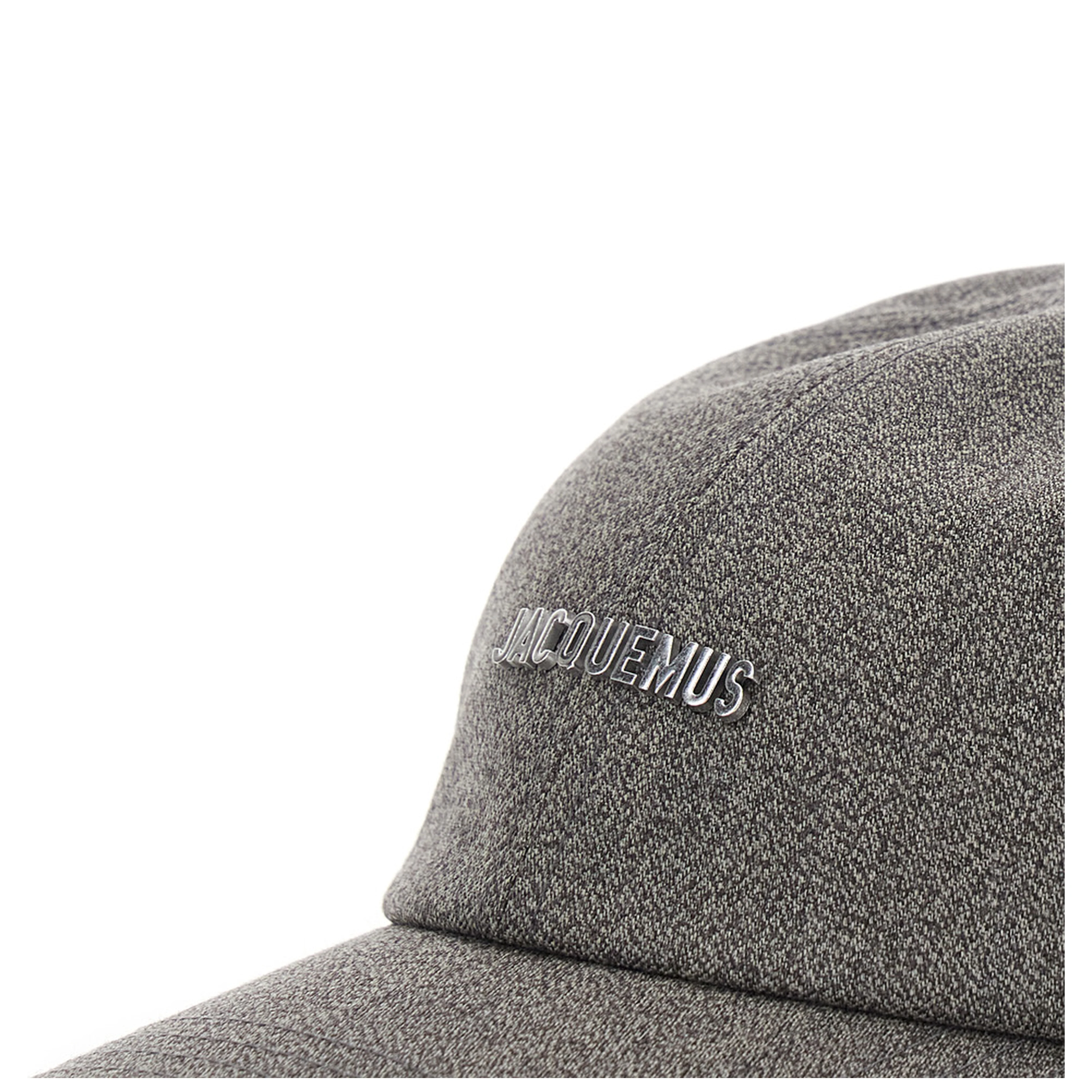 Cap with visor in brown fabric for unisex